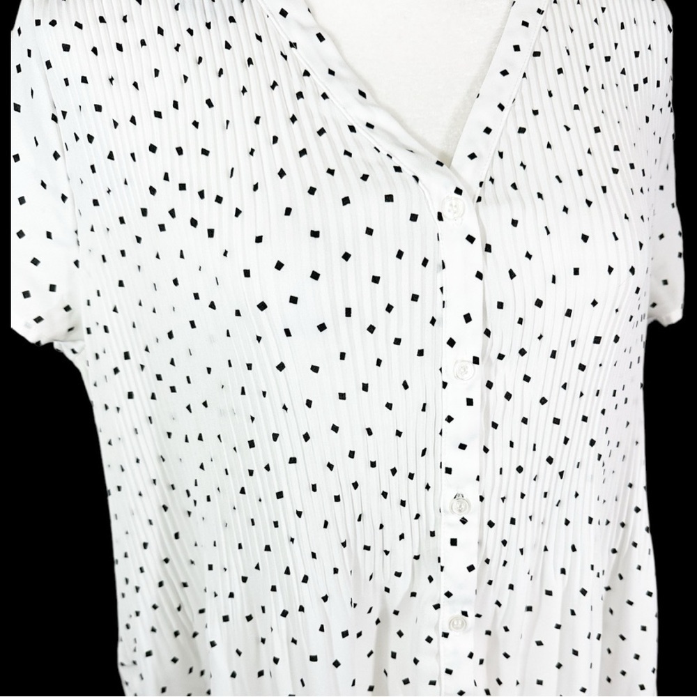 🌸Pleione- Black/White Short Sleeve V Neck Button Down Blouse- Size M - Picture 2 of 8